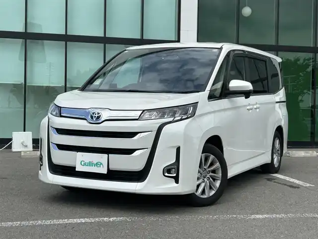 トヨタ ノア ハイブリッド Z 和歌山県 2023(令5)年 1万km ホワイトパールクリスタルシャイン 純正１０．５インチコネクトナビ/フルセグTV/バックカメラ/（BT/USB/Ipod)/プリクラッシュセーフティー/レーダークルーズコントロール/レーンディパーチャーアラート/クリアランスソナー/パーキングサポートブレーキ/ロードサインアシスト/横滑り防止機能/ドライブレコーダー/ビルトインETC2.0/純正フロアマット/純正アルミホイール/LEDヘッドライト/フォグランプ/オートライト/オートマチックハイビーム