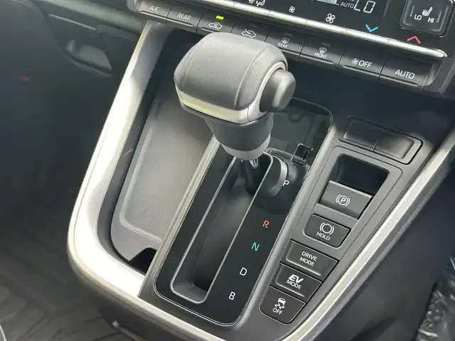 トヨタ ノア ハイブリッド Z 和歌山県 2023(令5)年 1万km ホワイトパールクリスタルシャイン 純正１０．５インチコネクトナビ/フルセグTV/バックカメラ/（BT/USB/Ipod)/プリクラッシュセーフティー/レーダークルーズコントロール/レーンディパーチャーアラート/クリアランスソナー/パーキングサポートブレーキ/ロードサインアシスト/横滑り防止機能/ドライブレコーダー/ビルトインETC2.0/純正フロアマット/純正アルミホイール/LEDヘッドライト/フォグランプ/オートライト/オートマチックハイビーム