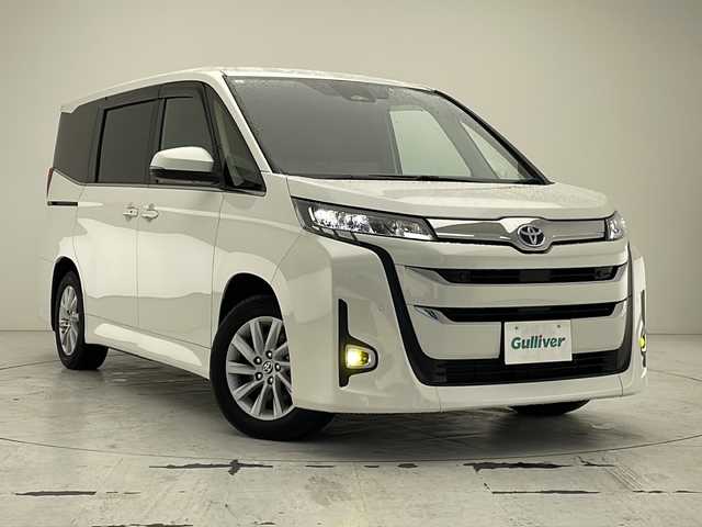 トヨタ ノア ハイブリッド Z 沖縄県 2023(令5)年 1万km ホワイトパールクリスタルシャイン 純正10.5インチコネクトナビ/バックカメラ/（BT/USB/Ipod)/プリクラッシュセーフティー/レーダークルーズコントロール/レーンディパーチャーアラート/クリアランスソナー/パーキングサポートブレーキ/ロードサインアシスト/横滑り防止機能/ドライブレコーダー/ビルトインETC2.0/純正アルミホイール/LEDヘッドライト/フォグランプ/オートライト/オートマチックハイビーム