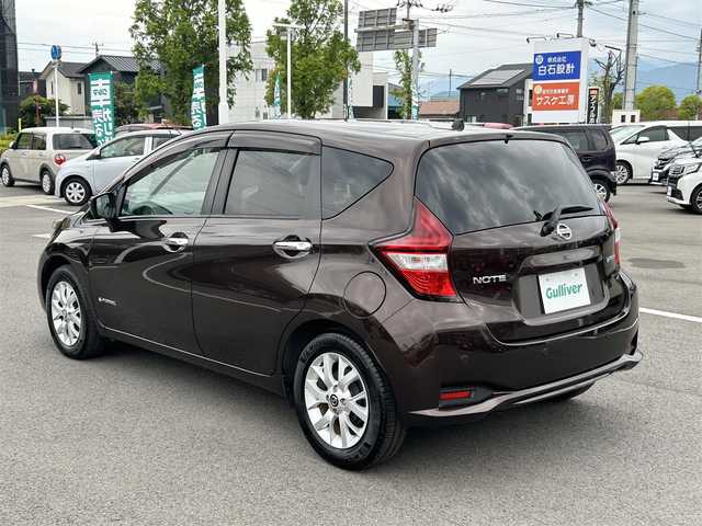 日産 ノート e－パワー X Vセレクション 愛媛県 2020(令2)年 5.2万km インペリアルアンバーP 禁煙車/登録時走行距離：51737km/ディーラーオプション純正7インチナビ/CD/DVD/フルセグTV/Bluetooth/全方位カメラ/バックカメラ/デジタルインナーミラー/前方ドライブレコーダー(SDカードなし)/ETC/衝突被害軽減システム/クリアランスソナー/横滑り防止装置/レーンキープアシスト/LEDヘッドライト/オートライト/エンジンスタートボタン/スマートキー/スペアキー/純正フロアマット/純正15インチアルミホイール