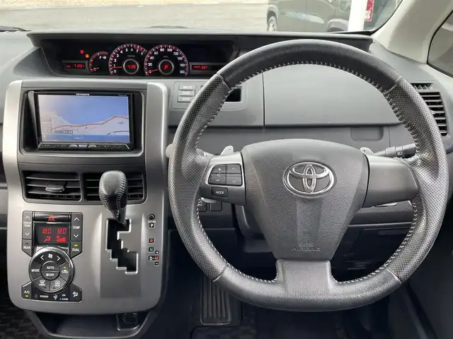 トヨタ ヴォクシー ZS 煌Ⅱ 島根県 2011(平23)年 7.2万km グレーメタリック 社外ナビ/CD/DVD/DTV/Bluetooth/バックカメラ/アルパインフリップダウンモニター/両側パワースライドドア/ドライブレコーダー/ETC/HIDオートライト/パドルシフト/純正フロアマット/ドアバイザー/スマートキー/プッシュスタート