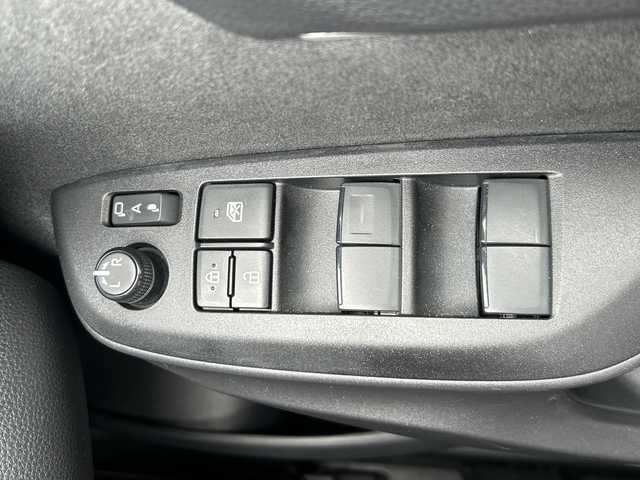 トヨタ ヤリスクロス ハイブリッド Z アドベンチャー 和歌山県 2023(令5)年 5.2万km プラチナホワイトパールマイカ 純正8インチコネクティッドナビ/フルセグTV/Bluetooth/AM/FM/パノラミックビューモニター/ビルトインETC/前後ドライブレコーダー/トヨタセーフティセンス/PCS（プリクラッシュセーフティ）/BSM（ブラインドスポットモニター）/LTA（レーントレーシングアシスト）/RCTA(リヤクロストラフィックアラート)/クリアランスソナー/HUD（ヘッドアップディスプレイ）/パワーバックドア/ハーフレザーシート/運転席パワーシート/前席シートヒーター/革巻きステアリング/ステアリングヒーター/ステアリングスイッチ/LEDヘッドライト/オートライト/オートハイビーム/電動パーキングブレーキ/オートブレーキホールド/純正18インチAW/純正フロアマット/プッシュスタート/スマートキー/スペアキー
