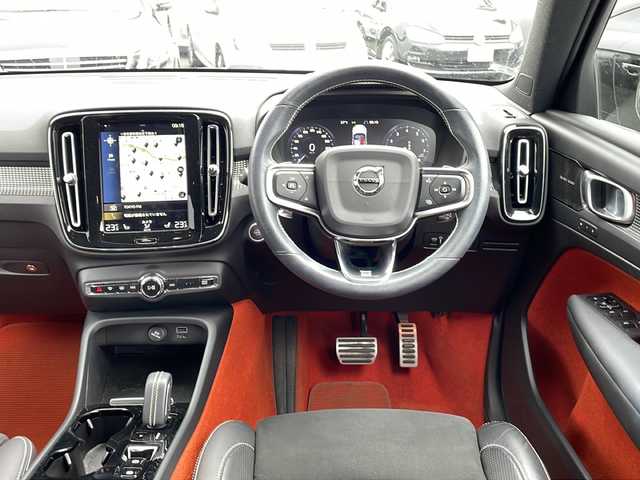 ボルボ ＸＣ４０ T5 AWD Rデザイン 東京都 2020(令2)年 1.9万km ブラック ワンオーナー/新車時保証書　取扱説明書　/シティーセーフティー/アダプティブクルーズコントロール/ブラインドウスポットインフォメーション/レーンディパーチャーワーニング/純正HDDナビ/フルセグTV/BT/USB/AppleCarplay/360度カメラ　ETC/ハーマンカードン/パノラマガラスサンルーフ/ハーフレザーシート/全席シートヒーター/ステアリングヒーター/フロントパワーシート【運転席メモリー付】/スマートキー×2本/パーキングアシスタンス/ハンズフリーパワーバックドア/LEDヘッドライト/オートライト/パドルシフト付皮巻きハンドル/パワーバックドア/純正17インチアルミ