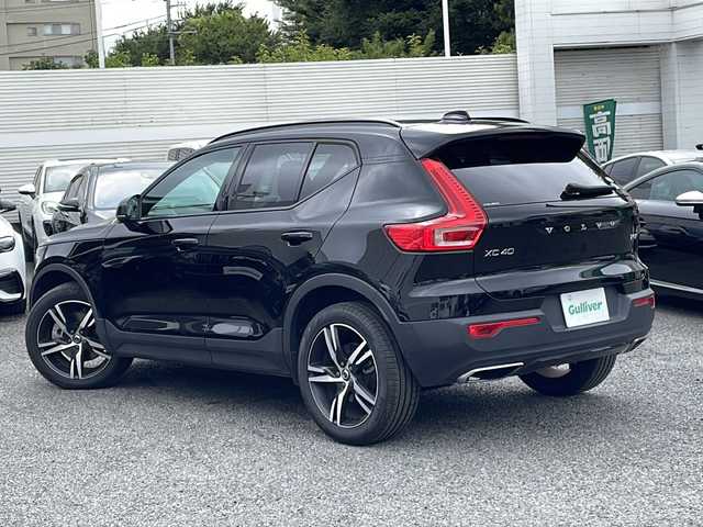 ボルボ ＸＣ４０ T5 AWD Rデザイン 東京都 2020(令2)年 1.9万km ブラック ワンオーナー/新車時保証書　取扱説明書　/シティーセーフティー/アダプティブクルーズコントロール/ブラインドウスポットインフォメーション/レーンディパーチャーワーニング/純正HDDナビ/フルセグTV/BT/USB/AppleCarplay/360度カメラ　ETC/ハーマンカードン/パノラマガラスサンルーフ/ハーフレザーシート/全席シートヒーター/ステアリングヒーター/フロントパワーシート【運転席メモリー付】/スマートキー×2本/パーキングアシスタンス/ハンズフリーパワーバックドア/LEDヘッドライト/オートライト/パドルシフト付皮巻きハンドル/パワーバックドア/純正17インチアルミ