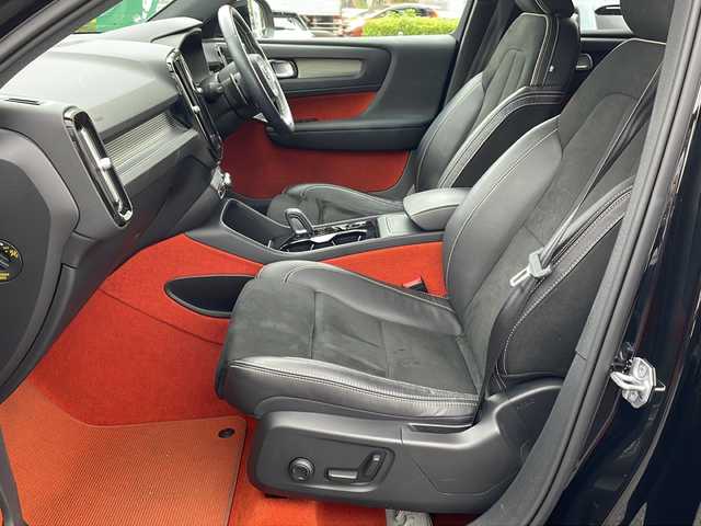 ボルボ ＸＣ４０ T5 AWD Rデザイン 東京都 2020(令2)年 1.9万km ブラック ワンオーナー/新車時保証書　取扱説明書　/シティーセーフティー/アダプティブクルーズコントロール/ブラインドウスポットインフォメーション/レーンディパーチャーワーニング/純正HDDナビ/フルセグTV/BT/USB/AppleCarplay/360度カメラ　ETC/ハーマンカードン/パノラマガラスサンルーフ/ハーフレザーシート/全席シートヒーター/ステアリングヒーター/フロントパワーシート【運転席メモリー付】/スマートキー×2本/パーキングアシスタンス/ハンズフリーパワーバックドア/LEDヘッドライト/オートライト/パドルシフト付皮巻きハンドル/パワーバックドア/純正17インチアルミ