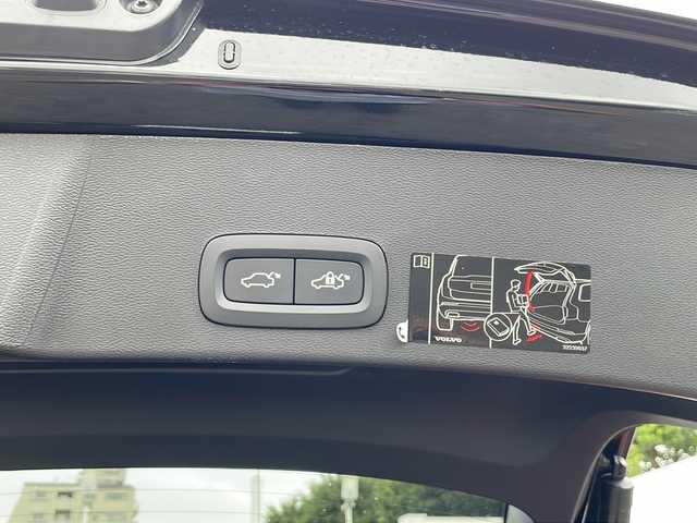 ボルボ ＸＣ４０ T5 AWD Rデザイン 東京都 2020(令2)年 1.9万km ブラック ワンオーナー/新車時保証書　取扱説明書　/シティーセーフティー/アダプティブクルーズコントロール/ブラインドウスポットインフォメーション/レーンディパーチャーワーニング/純正HDDナビ/フルセグTV/BT/USB/AppleCarplay/360度カメラ　ETC/ハーマンカードン/パノラマガラスサンルーフ/ハーフレザーシート/全席シートヒーター/ステアリングヒーター/フロントパワーシート【運転席メモリー付】/スマートキー×2本/パーキングアシスタンス/ハンズフリーパワーバックドア/LEDヘッドライト/オートライト/パドルシフト付皮巻きハンドル/パワーバックドア/純正17インチアルミ