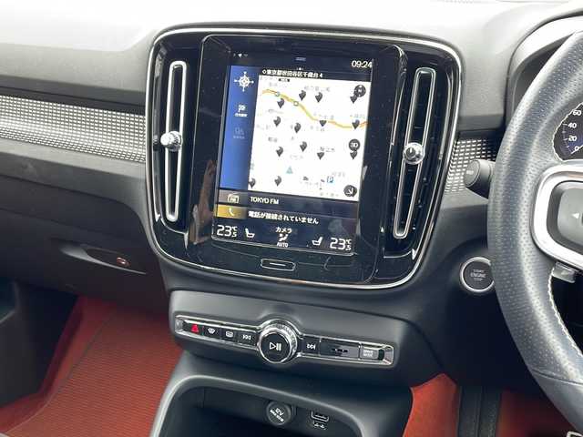 ボルボ ＸＣ４０ T5 AWD Rデザイン 東京都 2020(令2)年 1.9万km ブラック ワンオーナー/新車時保証書　取扱説明書　/シティーセーフティー/アダプティブクルーズコントロール/ブラインドウスポットインフォメーション/レーンディパーチャーワーニング/純正HDDナビ/フルセグTV/BT/USB/AppleCarplay/360度カメラ　ETC/ハーマンカードン/パノラマガラスサンルーフ/ハーフレザーシート/全席シートヒーター/ステアリングヒーター/フロントパワーシート【運転席メモリー付】/スマートキー×2本/パーキングアシスタンス/ハンズフリーパワーバックドア/LEDヘッドライト/オートライト/パドルシフト付皮巻きハンドル/パワーバックドア/純正17インチアルミ