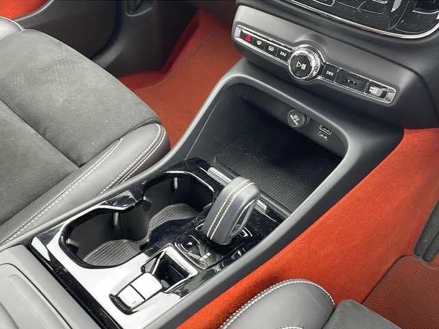 ボルボ ＸＣ４０ T5 AWD Rデザイン 東京都 2020(令2)年 1.9万km ブラック ワンオーナー/新車時保証書　取扱説明書　/シティーセーフティー/アダプティブクルーズコントロール/ブラインドウスポットインフォメーション/レーンディパーチャーワーニング/純正HDDナビ/フルセグTV/BT/USB/AppleCarplay/360度カメラ　ETC/ハーマンカードン/パノラマガラスサンルーフ/ハーフレザーシート/全席シートヒーター/ステアリングヒーター/フロントパワーシート【運転席メモリー付】/スマートキー×2本/パーキングアシスタンス/ハンズフリーパワーバックドア/LEDヘッドライト/オートライト/パドルシフト付皮巻きハンドル/パワーバックドア/純正17インチアルミ