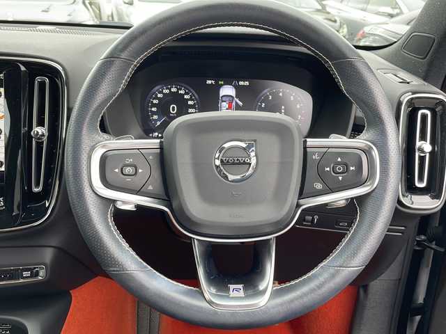ボルボ ＸＣ４０ T5 AWD Rデザイン 東京都 2020(令2)年 1.9万km ブラック ワンオーナー/新車時保証書　取扱説明書　/シティーセーフティー/アダプティブクルーズコントロール/ブラインドウスポットインフォメーション/レーンディパーチャーワーニング/純正HDDナビ/フルセグTV/BT/USB/AppleCarplay/360度カメラ　ETC/ハーマンカードン/パノラマガラスサンルーフ/ハーフレザーシート/全席シートヒーター/ステアリングヒーター/フロントパワーシート【運転席メモリー付】/スマートキー×2本/パーキングアシスタンス/ハンズフリーパワーバックドア/LEDヘッドライト/オートライト/パドルシフト付皮巻きハンドル/パワーバックドア/純正17インチアルミ