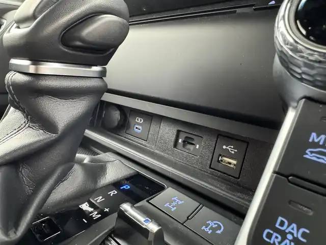 トヨタ ランドクルーザー GRスポーツ 愛知県 2023(令5)年 1.7万km プレシャスホワイトパール 3.3L GRスポーツ/ディーゼルターボ/サンルーフ/JBLプレミアムサウンドシステム/純正12.3インチディスプレイオーディオ/全方位カメラ/黒革/ACC/ヘッドアップディスプレイ/ブラインドスポットモニター/AFS/パワーシート/シートヒーター/シートクーラー/シートメモリ/ステアリングヒーター/電動リアゲード/フルセグTV/テレビキャンセラー/Bluetooth/純正LEDライト/純正フロアマット/ETC2.0/オートライト/オートマチックハイビーム/AC100V/オートホールド/レーンキープ/USB端子入力