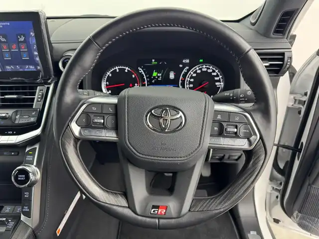 トヨタ ランドクルーザー GRスポーツ 愛知県 2023(令5)年 1.7万km プレシャスホワイトパール 3.3L GRスポーツ/ディーゼルターボ/サンルーフ/JBLプレミアムサウンドシステム/純正12.3インチディスプレイオーディオ/全方位カメラ/黒革/ACC/ヘッドアップディスプレイ/ブラインドスポットモニター/AFS/パワーシート/シートヒーター/シートクーラー/シートメモリ/ステアリングヒーター/電動リアゲード/フルセグTV/テレビキャンセラー/Bluetooth/純正LEDライト/純正フロアマット/ETC2.0/オートライト/オートマチックハイビーム/AC100V/オートホールド/レーンキープ/USB端子入力