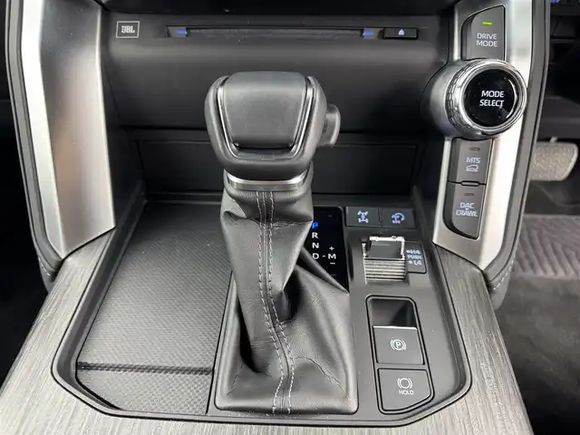 トヨタ ランドクルーザー GRスポーツ 愛知県 2023(令5)年 1.7万km プレシャスホワイトパール 3.3L GRスポーツ/ディーゼルターボ/サンルーフ/JBLプレミアムサウンドシステム/純正12.3インチディスプレイオーディオ/全方位カメラ/黒革/ACC/ヘッドアップディスプレイ/ブラインドスポットモニター/AFS/パワーシート/シートヒーター/シートクーラー/シートメモリ/ステアリングヒーター/電動リアゲード/フルセグTV/テレビキャンセラー/Bluetooth/純正LEDライト/純正フロアマット/ETC2.0/オートライト/オートマチックハイビーム/AC100V/オートホールド/レーンキープ/USB端子入力