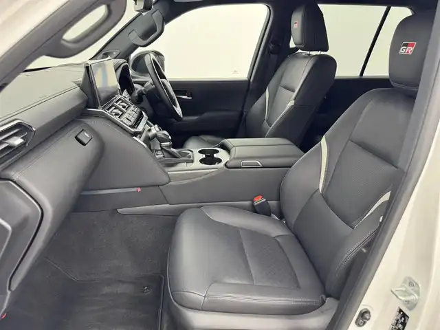 トヨタ ランドクルーザー GRスポーツ 愛知県 2023(令5)年 1.7万km プレシャスホワイトパール 3.3L GRスポーツ/ディーゼルターボ/サンルーフ/JBLプレミアムサウンドシステム/純正12.3インチディスプレイオーディオ/全方位カメラ/黒革/ACC/ヘッドアップディスプレイ/ブラインドスポットモニター/AFS/パワーシート/シートヒーター/シートクーラー/シートメモリ/ステアリングヒーター/電動リアゲード/フルセグTV/テレビキャンセラー/Bluetooth/純正LEDライト/純正フロアマット/ETC2.0/オートライト/オートマチックハイビーム/AC100V/オートホールド/レーンキープ/USB端子入力