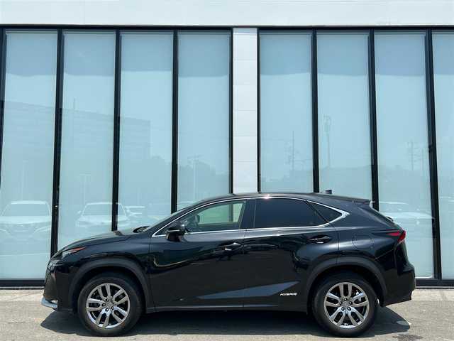 レクサス ＮＸ 300h Iパッケージ 大阪府 2017(平29)年 8.1万km グラファイトブラックガラスフレーク 純正ナビ/   フルセグTV/CD/DVD/Bluetooth/USB/全方位モニター/衝突軽減ブレーキ/横滑り防止装置/コーナーセンサー/ＢＳＭ/前席シートヒーター/レーダークルーズコントロール/レーンキープアシスト/ステアリングヒーター/電動リアゲート/前席パワーシート（運転席のみメモリー付き）/オートマチックハイビーム/純正18インチアルミホイール/純正フロアマット/プッシュスタート/スマートキー/ＥＴＣ/三眼ＬＥＤ/禁煙車