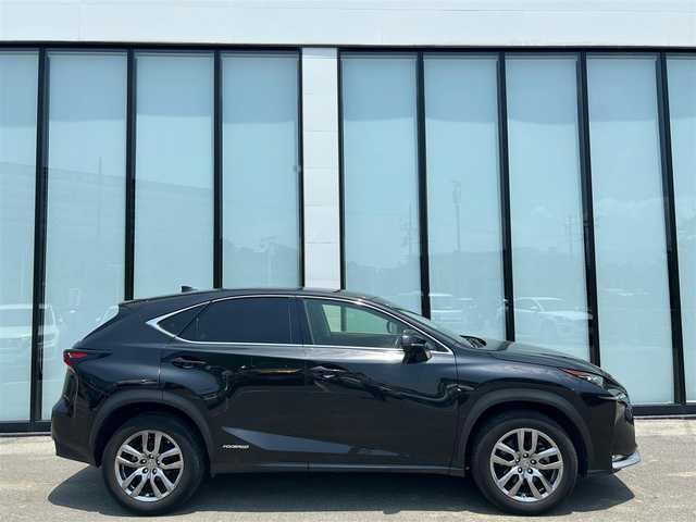 レクサス ＮＸ 300h Iパッケージ 大阪府 2017(平29)年 8.1万km グラファイトブラックガラスフレーク 純正ナビ/   フルセグTV/CD/DVD/Bluetooth/USB/全方位モニター/衝突軽減ブレーキ/横滑り防止装置/コーナーセンサー/ＢＳＭ/前席シートヒーター/レーダークルーズコントロール/レーンキープアシスト/ステアリングヒーター/電動リアゲート/前席パワーシート（運転席のみメモリー付き）/オートマチックハイビーム/純正18インチアルミホイール/純正フロアマット/プッシュスタート/スマートキー/ＥＴＣ/三眼ＬＥＤ/禁煙車