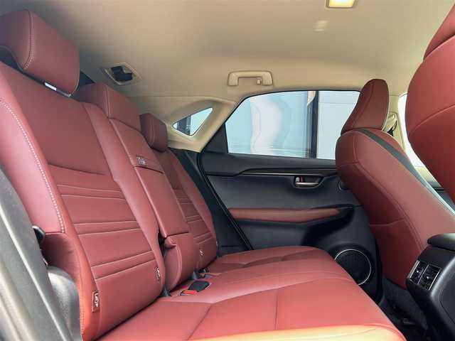 レクサス ＮＸ 300h Iパッケージ 大阪府 2017(平29)年 8.1万km グラファイトブラックガラスフレーク 純正ナビ/   フルセグTV/CD/DVD/Bluetooth/USB/全方位モニター/衝突軽減ブレーキ/横滑り防止装置/コーナーセンサー/ＢＳＭ/前席シートヒーター/レーダークルーズコントロール/レーンキープアシスト/ステアリングヒーター/電動リアゲート/前席パワーシート（運転席のみメモリー付き）/オートマチックハイビーム/純正18インチアルミホイール/純正フロアマット/プッシュスタート/スマートキー/ＥＴＣ/三眼ＬＥＤ/禁煙車