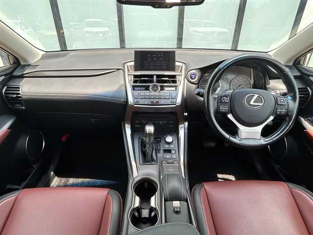 レクサス ＮＸ 300h Iパッケージ 大阪府 2017(平29)年 8.1万km グラファイトブラックガラスフレーク 純正ナビ/   フルセグTV/CD/DVD/Bluetooth/USB/全方位モニター/衝突軽減ブレーキ/横滑り防止装置/コーナーセンサー/ＢＳＭ/前席シートヒーター/レーダークルーズコントロール/レーンキープアシスト/ステアリングヒーター/電動リアゲート/前席パワーシート（運転席のみメモリー付き）/オートマチックハイビーム/純正18インチアルミホイール/純正フロアマット/プッシュスタート/スマートキー/ＥＴＣ/三眼ＬＥＤ/禁煙車