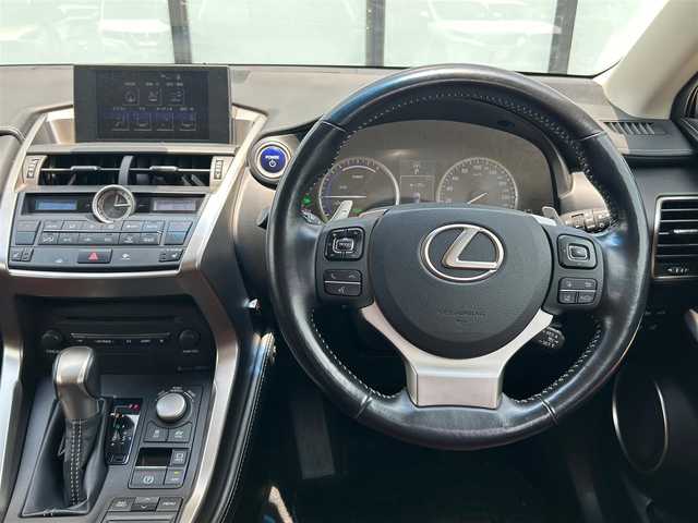 レクサス ＮＸ 300h Iパッケージ 大阪府 2017(平29)年 8.1万km グラファイトブラックガラスフレーク 純正ナビ/   フルセグTV/CD/DVD/Bluetooth/USB/全方位モニター/衝突軽減ブレーキ/横滑り防止装置/コーナーセンサー/ＢＳＭ/前席シートヒーター/レーダークルーズコントロール/レーンキープアシスト/ステアリングヒーター/電動リアゲート/前席パワーシート（運転席のみメモリー付き）/オートマチックハイビーム/純正18インチアルミホイール/純正フロアマット/プッシュスタート/スマートキー/ＥＴＣ/三眼ＬＥＤ/禁煙車