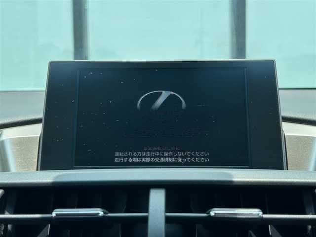 レクサス ＮＸ 300h Iパッケージ 大阪府 2017(平29)年 8.1万km グラファイトブラックガラスフレーク 純正ナビ/   フルセグTV/CD/DVD/Bluetooth/USB/全方位モニター/衝突軽減ブレーキ/横滑り防止装置/コーナーセンサー/ＢＳＭ/前席シートヒーター/レーダークルーズコントロール/レーンキープアシスト/ステアリングヒーター/電動リアゲート/前席パワーシート（運転席のみメモリー付き）/オートマチックハイビーム/純正18インチアルミホイール/純正フロアマット/プッシュスタート/スマートキー/ＥＴＣ/三眼ＬＥＤ/禁煙車