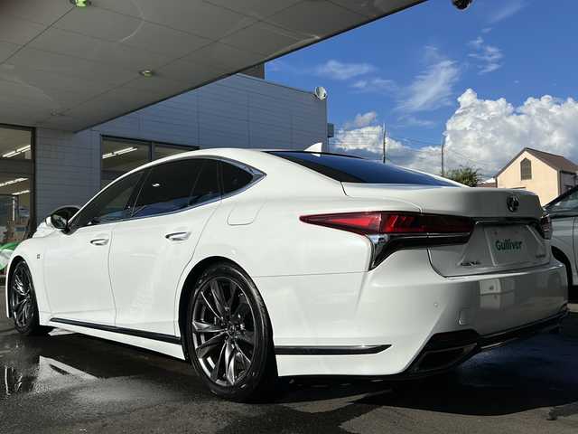 レクサス ＬＳ 500 Fスポーツ 京都府 2018(平30)年 10.1万km ホワイトノーヴァガラスフレーク ワンオーナー　/純正ＳＤナビ　/フルセグＴＶ　/Bluetooth/CD/DVD再生機能有/AUX/Miracast/ＢＳＭ　/ＨＵＤ　/アラウンドビューモニター/デジタルインナーミラー　/ウィンカーミラー/電動格納ミラー/前方純正ドライブレコーダー/純正ビルトインETC2.0/禁煙車　/3眼LED　/オートライト/オートマチックハイビーム/エアサスペンション　/クルコン追従有/前後コーナーセンサー　/横滑り防止装置/レーンキープアシスト/盗難防止装置/衝突被害軽減ブレーキ/全席パワーシート　/D席ポジションメモリー　/全席シートヒーター/前席エアシート（*後席なし）/後席ベンチシート/純正AW20インチ/エアサスペンション/パドルシフト/デュアルエアコン/プッシュスタート