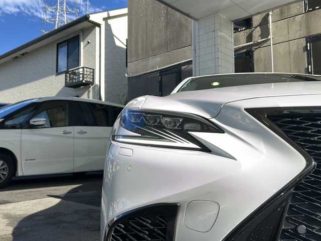 レクサス ＬＳ 500 Fスポーツ 京都府 2018(平30)年 10.1万km ホワイトノーヴァガラスフレーク ワンオーナー　/純正ＳＤナビ　/フルセグＴＶ　/Bluetooth/CD/DVD再生機能有/AUX/Miracast/ＢＳＭ　/ＨＵＤ　/アラウンドビューモニター/デジタルインナーミラー　/ウィンカーミラー/電動格納ミラー/前方純正ドライブレコーダー/純正ビルトインETC2.0/禁煙車　/3眼LED　/オートライト/オートマチックハイビーム/エアサスペンション　/クルコン追従有/前後コーナーセンサー　/横滑り防止装置/レーンキープアシスト/盗難防止装置/衝突被害軽減ブレーキ/全席パワーシート　/D席ポジションメモリー　/全席シートヒーター/前席エアシート（*後席なし）/後席ベンチシート/純正AW20インチ/エアサスペンション/パドルシフト/デュアルエアコン/プッシュスタート