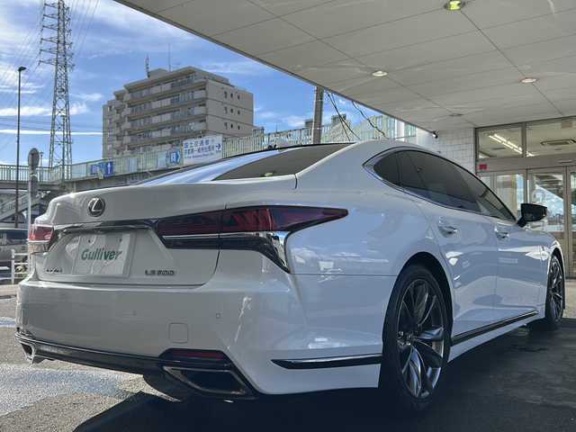 レクサス ＬＳ 500 Fスポーツ 京都府 2018(平30)年 10.1万km ホワイトノーヴァガラスフレーク ワンオーナー　/純正ＳＤナビ　/フルセグＴＶ　/Bluetooth/CD/DVD再生機能有/AUX/Miracast/ＢＳＭ　/ＨＵＤ　/アラウンドビューモニター/デジタルインナーミラー　/ウィンカーミラー/電動格納ミラー/前方純正ドライブレコーダー/純正ビルトインETC2.0/禁煙車　/3眼LED　/オートライト/オートマチックハイビーム/エアサスペンション　/クルコン追従有/前後コーナーセンサー　/横滑り防止装置/レーンキープアシスト/盗難防止装置/衝突被害軽減ブレーキ/全席パワーシート　/D席ポジションメモリー　/全席シートヒーター/前席エアシート（*後席なし）/後席ベンチシート/純正AW20インチ/エアサスペンション/パドルシフト/デュアルエアコン/プッシュスタート