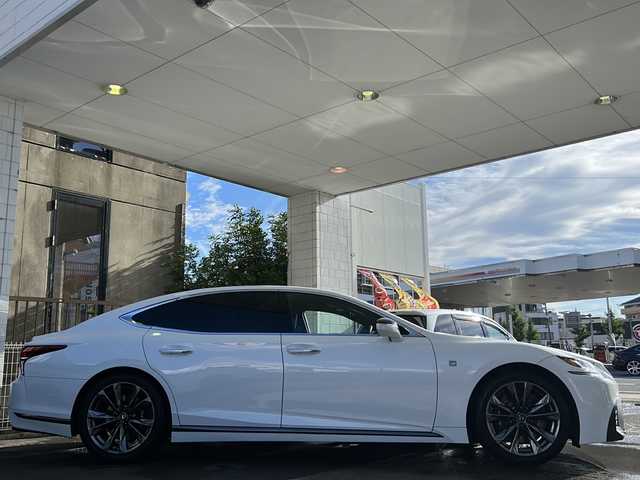 レクサス ＬＳ 500 Fスポーツ 京都府 2018(平30)年 10.1万km ホワイトノーヴァガラスフレーク ワンオーナー　/純正ＳＤナビ　/フルセグＴＶ　/Bluetooth/CD/DVD再生機能有/AUX/Miracast/ＢＳＭ　/ＨＵＤ　/アラウンドビューモニター/デジタルインナーミラー　/ウィンカーミラー/電動格納ミラー/前方純正ドライブレコーダー/純正ビルトインETC2.0/禁煙車　/3眼LED　/オートライト/オートマチックハイビーム/エアサスペンション　/クルコン追従有/前後コーナーセンサー　/横滑り防止装置/レーンキープアシスト/盗難防止装置/衝突被害軽減ブレーキ/全席パワーシート　/D席ポジションメモリー　/全席シートヒーター/前席エアシート（*後席なし）/後席ベンチシート/純正AW20インチ/エアサスペンション/パドルシフト/デュアルエアコン/プッシュスタート