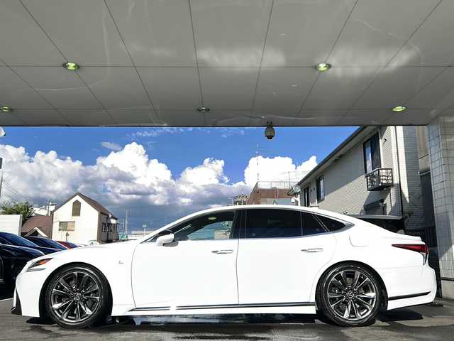 レクサス ＬＳ 500 Fスポーツ 京都府 2018(平30)年 10.1万km ホワイトノーヴァガラスフレーク ワンオーナー　/純正ＳＤナビ　/フルセグＴＶ　/Bluetooth/CD/DVD再生機能有/AUX/Miracast/ＢＳＭ　/ＨＵＤ　/アラウンドビューモニター/デジタルインナーミラー　/ウィンカーミラー/電動格納ミラー/前方純正ドライブレコーダー/純正ビルトインETC2.0/禁煙車　/3眼LED　/オートライト/オートマチックハイビーム/エアサスペンション　/クルコン追従有/前後コーナーセンサー　/横滑り防止装置/レーンキープアシスト/盗難防止装置/衝突被害軽減ブレーキ/全席パワーシート　/D席ポジションメモリー　/全席シートヒーター/前席エアシート（*後席なし）/後席ベンチシート/純正AW20インチ/エアサスペンション/パドルシフト/デュアルエアコン/プッシュスタート