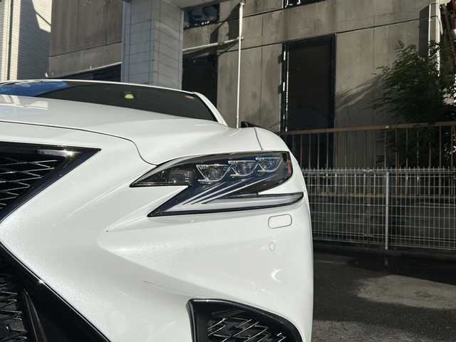 レクサス ＬＳ 500 Fスポーツ 京都府 2018(平30)年 10.1万km ホワイトノーヴァガラスフレーク ワンオーナー　/純正ＳＤナビ　/フルセグＴＶ　/Bluetooth/CD/DVD再生機能有/AUX/Miracast/ＢＳＭ　/ＨＵＤ　/アラウンドビューモニター/デジタルインナーミラー　/ウィンカーミラー/電動格納ミラー/前方純正ドライブレコーダー/純正ビルトインETC2.0/禁煙車　/3眼LED　/オートライト/オートマチックハイビーム/エアサスペンション　/クルコン追従有/前後コーナーセンサー　/横滑り防止装置/レーンキープアシスト/盗難防止装置/衝突被害軽減ブレーキ/全席パワーシート　/D席ポジションメモリー　/全席シートヒーター/前席エアシート（*後席なし）/後席ベンチシート/純正AW20インチ/エアサスペンション/パドルシフト/デュアルエアコン/プッシュスタート