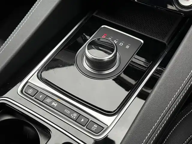 ジャガー Ｆペース チェッカーフラッグ・エディション 静岡県 2020(令2)年 3.8万km グレー レザーシート/BSM/MERIDIANサウンド/電動リアゲート/純正ナビ/(CD/DVD/Bluetooth/CarPlay/フルセグ)/360°カメラ/アダプティブクルーズコントロール/レーンキープアシスト/パーキングアシスト/メモリー付パワーシート/シートヒーター/スマートキー/ETC/ドライブレコーダー/純正フロアマット/純正19インチアルミホイール/保証書/取説/スペアキー