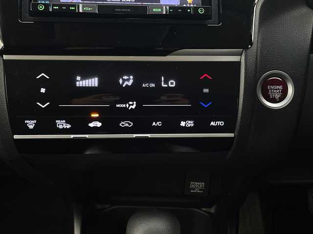 ホンダ フィット 13G Fパッケージ 新潟県 2015(平27)年 11.8万km シルバー プッシュスタート/スマートキー/メモリナビ　型式AVIC-RZ09/CD/BT/DVD/フルセグ/社外アルミ15インチ/冬タイヤ4本積み込み/フォグ/ハロゲン/フロアマット