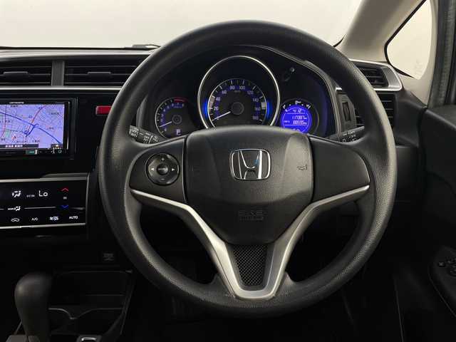 ホンダ フィット 13G Fパッケージ 新潟県 2015(平27)年 11.8万km シルバー プッシュスタート/スマートキー/メモリナビ　型式AVIC-RZ09/CD/BT/DVD/フルセグ/社外アルミ15インチ/冬タイヤ4本積み込み/フォグ/ハロゲン/フロアマット