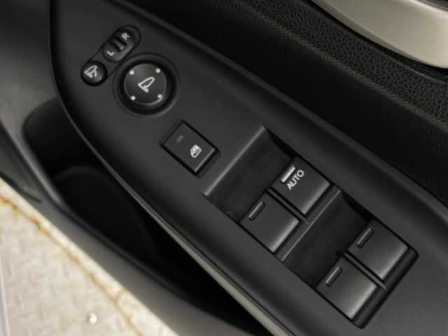 ホンダ フィット 13G Fパッケージ 新潟県 2015(平27)年 11.8万km シルバー プッシュスタート/スマートキー/メモリナビ　型式AVIC-RZ09/CD/BT/DVD/フルセグ/社外アルミ15インチ/冬タイヤ4本積み込み/フォグ/ハロゲン/フロアマット
