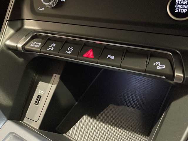 アウディ Ｑ３ SB 35TDIクワトロ Sライン 新潟県 2020(令2)年 4.5万km グレイシアホワイトメタリック ベーシックパッケージ/・シートヒーター（フロント）/・シート電動調整機能（フロント）/・ステアリングホイール3スポークレザー/ マルチファンクションパドルシフトフラットボトム/・オートマチックテールゲート/・アウディホールドアシスト/・ランバーサポート4ウェイ（フロント）/アシスタンスパッケージ/・アダプティブクルーズアシスト/・エマージェンシーアシスト/・ハイビームアシスト/・サイドアシスト/バーチャルコックピット/エレクトリックインターフェース/パーキングエイド/クルーズコントロール/アイドリングストップ/プッシュスタート/ETC2.0/スペアキー１本/全周囲カメラ