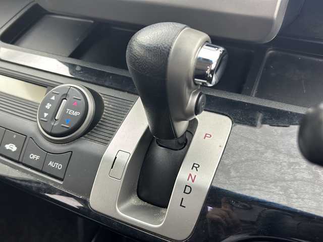ホンダ フリード G ジャストセレクション 大阪府 2011(平23)年 11.8万km プレミアムホワイトパール 社外７インチSDナビ（MDV-D404BT）/TV/CD/DVD/ブルートゥース/バックカメラ/片側パワースライドドア/ETC/前方ドライブレコーダー/社外１５インチAW