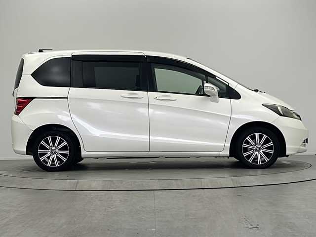 ホンダ フリード G ジャストセレクション 大阪府 2011(平23)年 11.8万km プレミアムホワイトパール 社外７インチSDナビ（MDV-D404BT）/TV/CD/DVD/ブルートゥース/バックカメラ/片側パワースライドドア/ETC/前方ドライブレコーダー/社外１５インチAW