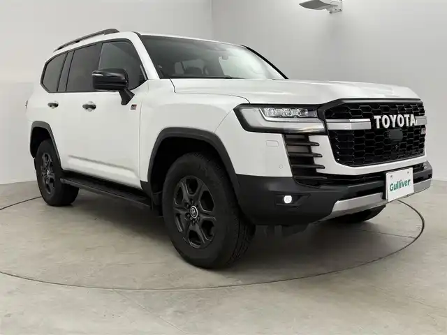 トヨタ ランドクルーザー GRスポーツ 愛知県 2023(令5)年 3.7万km プレシャスホワイトパール 1オーナー/JBLプレミアムサウンド/純正12.3型JBLナビ/　(フルセグ、CD、DVD、Bluetooth、HDMI、AppleCarplay）/サンルーフ/全方位カメラ/HUD/リアエンターテイメントシステム/ドラレコ前後/100V電源/ETC2.0/BSM/MTS/1.2列目シートヒーター、エアシート/ハンドルヒーター/パワーシート（D+N)/パワーバックドア/ACC/ルーフレール/レッドブラック本革シート/衝突軽減ブレーキ/レーンキープアシスト/オートハイビーム/4WD/WAC/USB/LEDヘッドライト/純正18インチAW/社外フロアマット/コーナーセンサー前後/スマートキー/オートライト/三点エアバック/横滑り防止装置/取説、保証書