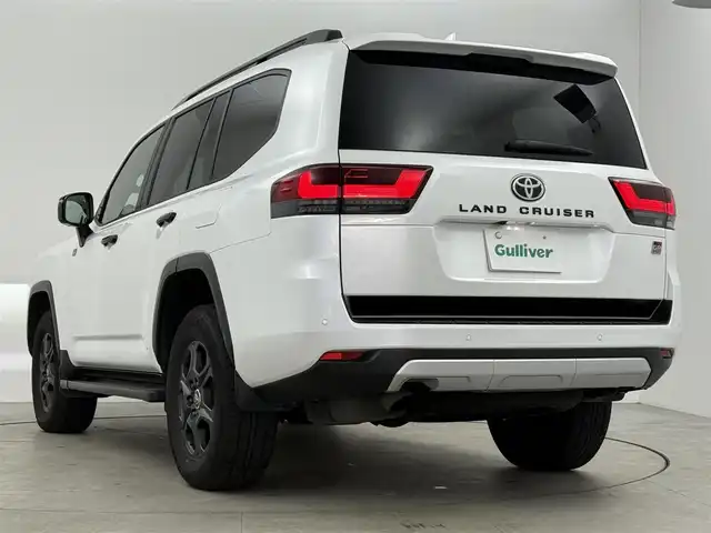 トヨタ ランドクルーザー GRスポーツ 愛知県 2023(令5)年 3.7万km プレシャスホワイトパール 1オーナー/JBLプレミアムサウンド/純正12.3型JBLナビ/　(フルセグ、CD、DVD、Bluetooth、HDMI、AppleCarplay）/サンルーフ/全方位カメラ/HUD/リアエンターテイメントシステム/ドラレコ前後/100V電源/ETC2.0/BSM/MTS/1.2列目シートヒーター、エアシート/ハンドルヒーター/パワーシート（D+N)/パワーバックドア/ACC/ルーフレール/レッドブラック本革シート/衝突軽減ブレーキ/レーンキープアシスト/オートハイビーム/4WD/WAC/USB/LEDヘッドライト/純正18インチAW/社外フロアマット/コーナーセンサー前後/スマートキー/オートライト/三点エアバック/横滑り防止装置/取説、保証書
