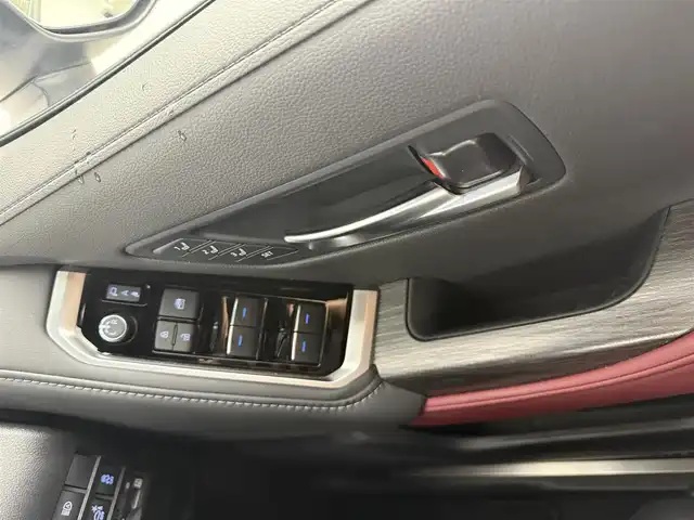 トヨタ ランドクルーザー GRスポーツ 愛知県 2023(令5)年 3.7万km プレシャスホワイトパール 1オーナー/JBLプレミアムサウンド/純正12.3型JBLナビ/　(フルセグ、CD、DVD、Bluetooth、HDMI、AppleCarplay）/サンルーフ/全方位カメラ/HUD/リアエンターテイメントシステム/ドラレコ前後/100V電源/ETC2.0/BSM/MTS/1.2列目シートヒーター、エアシート/ハンドルヒーター/パワーシート（D+N)/パワーバックドア/ACC/ルーフレール/レッドブラック本革シート/衝突軽減ブレーキ/レーンキープアシスト/オートハイビーム/4WD/WAC/USB/LEDヘッドライト/純正18インチAW/社外フロアマット/コーナーセンサー前後/スマートキー/オートライト/三点エアバック/横滑り防止装置/取説、保証書