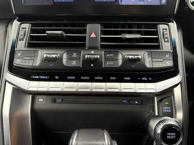 トヨタ ランドクルーザー GRスポーツ 愛知県 2023(令5)年 3.7万km プレシャスホワイトパール 1オーナー/JBLプレミアムサウンド/純正12.3型JBLナビ/　(フルセグ、CD、DVD、Bluetooth、HDMI、AppleCarplay）/サンルーフ/全方位カメラ/HUD/リアエンターテイメントシステム/ドラレコ前後/100V電源/ETC2.0/BSM/MTS/1.2列目シートヒーター、エアシート/ハンドルヒーター/パワーシート（D+N)/パワーバックドア/ACC/ルーフレール/レッドブラック本革シート/衝突軽減ブレーキ/レーンキープアシスト/オートハイビーム/4WD/WAC/USB/LEDヘッドライト/純正18インチAW/社外フロアマット/コーナーセンサー前後/スマートキー/オートライト/三点エアバック/横滑り防止装置/取説、保証書