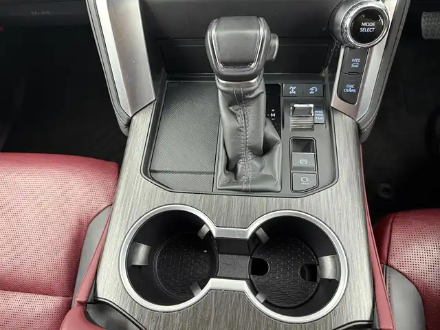 トヨタ ランドクルーザー GRスポーツ 愛知県 2023(令5)年 3.7万km プレシャスホワイトパール 1オーナー/JBLプレミアムサウンド/純正12.3型JBLナビ/　(フルセグ、CD、DVD、Bluetooth、HDMI、AppleCarplay）/サンルーフ/全方位カメラ/HUD/リアエンターテイメントシステム/ドラレコ前後/100V電源/ETC2.0/BSM/MTS/1.2列目シートヒーター、エアシート/ハンドルヒーター/パワーシート（D+N)/パワーバックドア/ACC/ルーフレール/レッドブラック本革シート/衝突軽減ブレーキ/レーンキープアシスト/オートハイビーム/4WD/WAC/USB/LEDヘッドライト/純正18インチAW/社外フロアマット/コーナーセンサー前後/スマートキー/オートライト/三点エアバック/横滑り防止装置/取説、保証書
