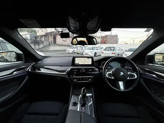 ＢＭＷ ５２３ｄ Mスポーツ 熊本県 2018(平30)年 2.1万km 黒 純正ナビ/【フルセグTV/Bluetooth/CD/DVD】/全周囲カメラ/バックカメラ/アクティビティクルーズコントロール/パークディスタンスコントロール/パーキングアシスタント/cityブレーキ機能付き歩行者警告/レーンディパーチャーウォーニング/レーンチェンジウォーニング/アダプティブヘッドライト/防眩機能付きハイビームアシスト/ダイナミックスタビリティコントロール/ヘッドアップディスプレイ/コーナーセンサー/パドルシフト/ブラインドスポットモニター/前席パワーシート/電動パーキングブレーキ/ブレーキホールド/純正19インチAW/プッシュスタート/スマートキー/アイドリングストップ