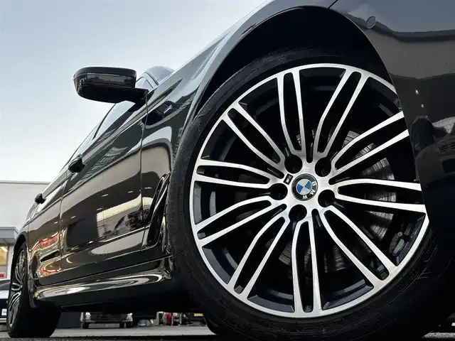 ＢＭＷ ５２３ｄ Mスポーツ 熊本県 2018(平30)年 2.1万km 黒 純正ナビ/【フルセグTV/Bluetooth/CD/DVD】/全周囲カメラ/バックカメラ/アクティビティクルーズコントロール/パークディスタンスコントロール/パーキングアシスタント/cityブレーキ機能付き歩行者警告/レーンディパーチャーウォーニング/レーンチェンジウォーニング/アダプティブヘッドライト/防眩機能付きハイビームアシスト/ダイナミックスタビリティコントロール/ヘッドアップディスプレイ/コーナーセンサー/パドルシフト/ブラインドスポットモニター/前席パワーシート/電動パーキングブレーキ/ブレーキホールド/純正19インチAW/プッシュスタート/スマートキー/アイドリングストップ
