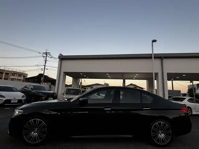 ＢＭＷ ５２３ｄ Mスポーツ 熊本県 2018(平30)年 2.1万km 黒 純正ナビ/【フルセグTV/Bluetooth/CD/DVD】/全周囲カメラ/バックカメラ/アクティビティクルーズコントロール/パークディスタンスコントロール/パーキングアシスタント/cityブレーキ機能付き歩行者警告/レーンディパーチャーウォーニング/レーンチェンジウォーニング/アダプティブヘッドライト/防眩機能付きハイビームアシスト/ダイナミックスタビリティコントロール/ヘッドアップディスプレイ/コーナーセンサー/パドルシフト/ブラインドスポットモニター/前席パワーシート/電動パーキングブレーキ/ブレーキホールド/純正19インチAW/プッシュスタート/スマートキー/アイドリングストップ