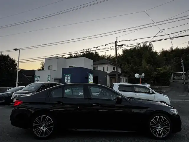 ＢＭＷ ５２３ｄ Mスポーツ 熊本県 2018(平30)年 2.1万km 黒 純正ナビ/【フルセグTV/Bluetooth/CD/DVD】/全周囲カメラ/バックカメラ/アクティビティクルーズコントロール/パークディスタンスコントロール/パーキングアシスタント/cityブレーキ機能付き歩行者警告/レーンディパーチャーウォーニング/レーンチェンジウォーニング/アダプティブヘッドライト/防眩機能付きハイビームアシスト/ダイナミックスタビリティコントロール/ヘッドアップディスプレイ/コーナーセンサー/パドルシフト/ブラインドスポットモニター/前席パワーシート/電動パーキングブレーキ/ブレーキホールド/純正19インチAW/プッシュスタート/スマートキー/アイドリングストップ