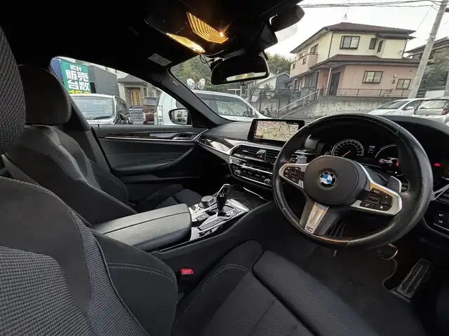 ＢＭＷ ５２３ｄ Mスポーツ 熊本県 2018(平30)年 2.1万km 黒 純正ナビ/【フルセグTV/Bluetooth/CD/DVD】/全周囲カメラ/バックカメラ/アクティビティクルーズコントロール/パークディスタンスコントロール/パーキングアシスタント/cityブレーキ機能付き歩行者警告/レーンディパーチャーウォーニング/レーンチェンジウォーニング/アダプティブヘッドライト/防眩機能付きハイビームアシスト/ダイナミックスタビリティコントロール/ヘッドアップディスプレイ/コーナーセンサー/パドルシフト/ブラインドスポットモニター/前席パワーシート/電動パーキングブレーキ/ブレーキホールド/純正19インチAW/プッシュスタート/スマートキー/アイドリングストップ