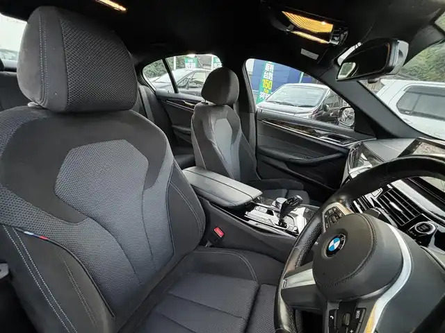 ＢＭＷ ５２３ｄ Mスポーツ 熊本県 2018(平30)年 2.1万km 黒 純正ナビ/【フルセグTV/Bluetooth/CD/DVD】/全周囲カメラ/バックカメラ/アクティビティクルーズコントロール/パークディスタンスコントロール/パーキングアシスタント/cityブレーキ機能付き歩行者警告/レーンディパーチャーウォーニング/レーンチェンジウォーニング/アダプティブヘッドライト/防眩機能付きハイビームアシスト/ダイナミックスタビリティコントロール/ヘッドアップディスプレイ/コーナーセンサー/パドルシフト/ブラインドスポットモニター/前席パワーシート/電動パーキングブレーキ/ブレーキホールド/純正19インチAW/プッシュスタート/スマートキー/アイドリングストップ
