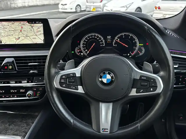 ＢＭＷ ５２３ｄ Mスポーツ 熊本県 2018(平30)年 2.1万km 黒 純正ナビ/【フルセグTV/Bluetooth/CD/DVD】/全周囲カメラ/バックカメラ/アクティビティクルーズコントロール/パークディスタンスコントロール/パーキングアシスタント/cityブレーキ機能付き歩行者警告/レーンディパーチャーウォーニング/レーンチェンジウォーニング/アダプティブヘッドライト/防眩機能付きハイビームアシスト/ダイナミックスタビリティコントロール/ヘッドアップディスプレイ/コーナーセンサー/パドルシフト/ブラインドスポットモニター/前席パワーシート/電動パーキングブレーキ/ブレーキホールド/純正19インチAW/プッシュスタート/スマートキー/アイドリングストップ
