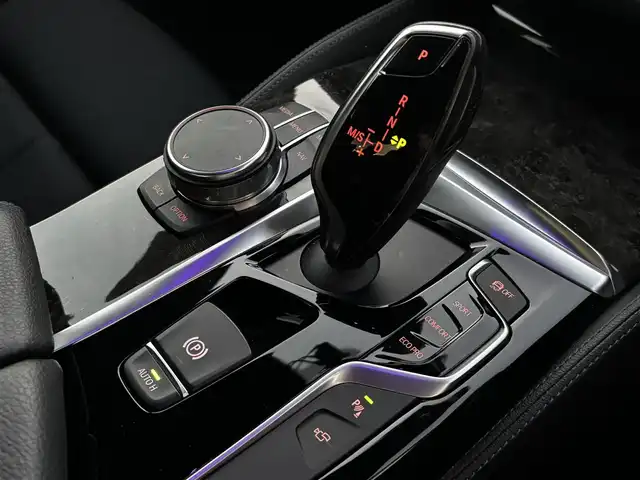 ＢＭＷ ５２３ｄ Mスポーツ 熊本県 2018(平30)年 2.1万km 黒 純正ナビ/【フルセグTV/Bluetooth/CD/DVD】/全周囲カメラ/バックカメラ/アクティビティクルーズコントロール/パークディスタンスコントロール/パーキングアシスタント/cityブレーキ機能付き歩行者警告/レーンディパーチャーウォーニング/レーンチェンジウォーニング/アダプティブヘッドライト/防眩機能付きハイビームアシスト/ダイナミックスタビリティコントロール/ヘッドアップディスプレイ/コーナーセンサー/パドルシフト/ブラインドスポットモニター/前席パワーシート/電動パーキングブレーキ/ブレーキホールド/純正19インチAW/プッシュスタート/スマートキー/アイドリングストップ