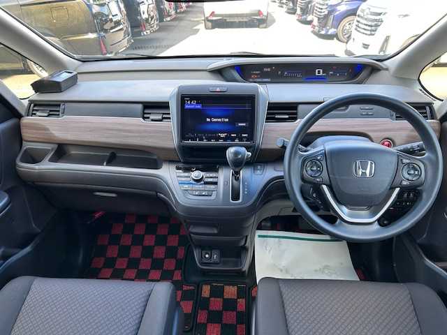 ホンダ フリード G ホンダセンシング 大阪府 2021(令3)年 2.6万km プラチナホワイトパール 純正９インチナビ　/フルセグ　/Ｂｌｕｅｔｏｏｔｈ　/バックカメラ　/フリップダウンモニター　/両側パワースライドドア　/シートヒーター　/レーダークルーズコントロール　/ＬＥＤヘッドライト　/ＥＴＣ　/ドラレコ
